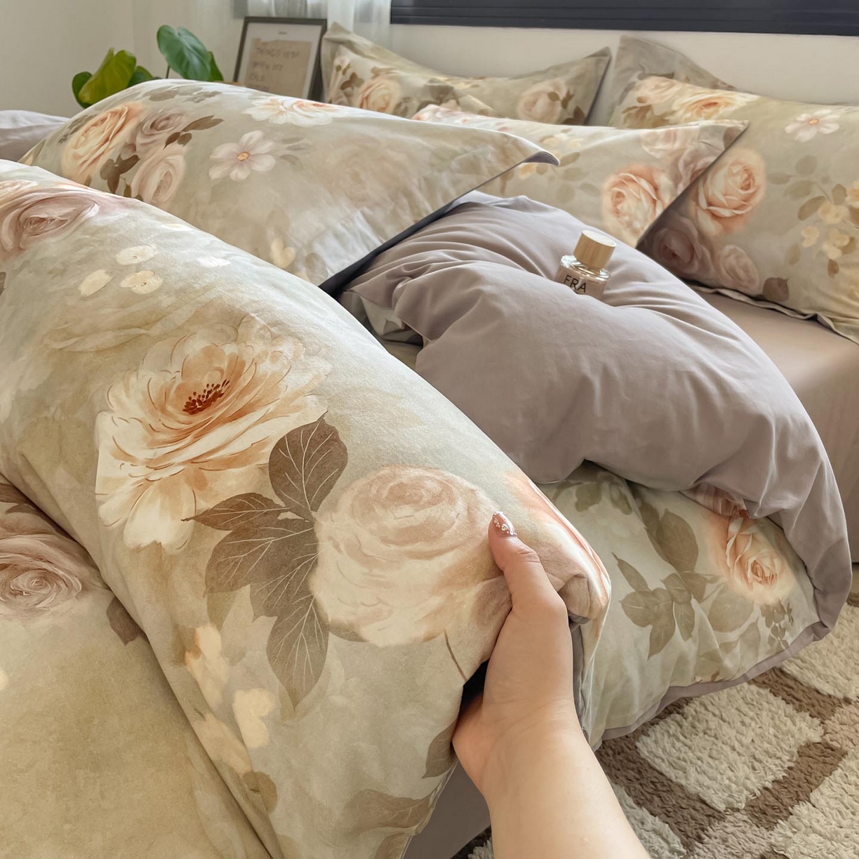 91家纺网 家纺一手货源 找家纺 涵宸家纺 2025新款加厚全棉磨毛印花四件套--罗马系列 场景一 F花倾