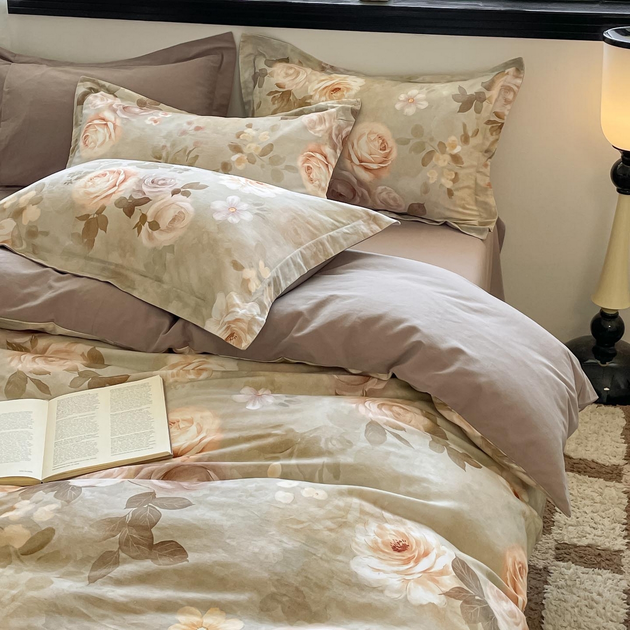 91家纺网 家纺一手货源 找家纺 涵宸家纺 2025新款加厚全棉磨毛印花四件套--罗马系列 场景一 F花倾