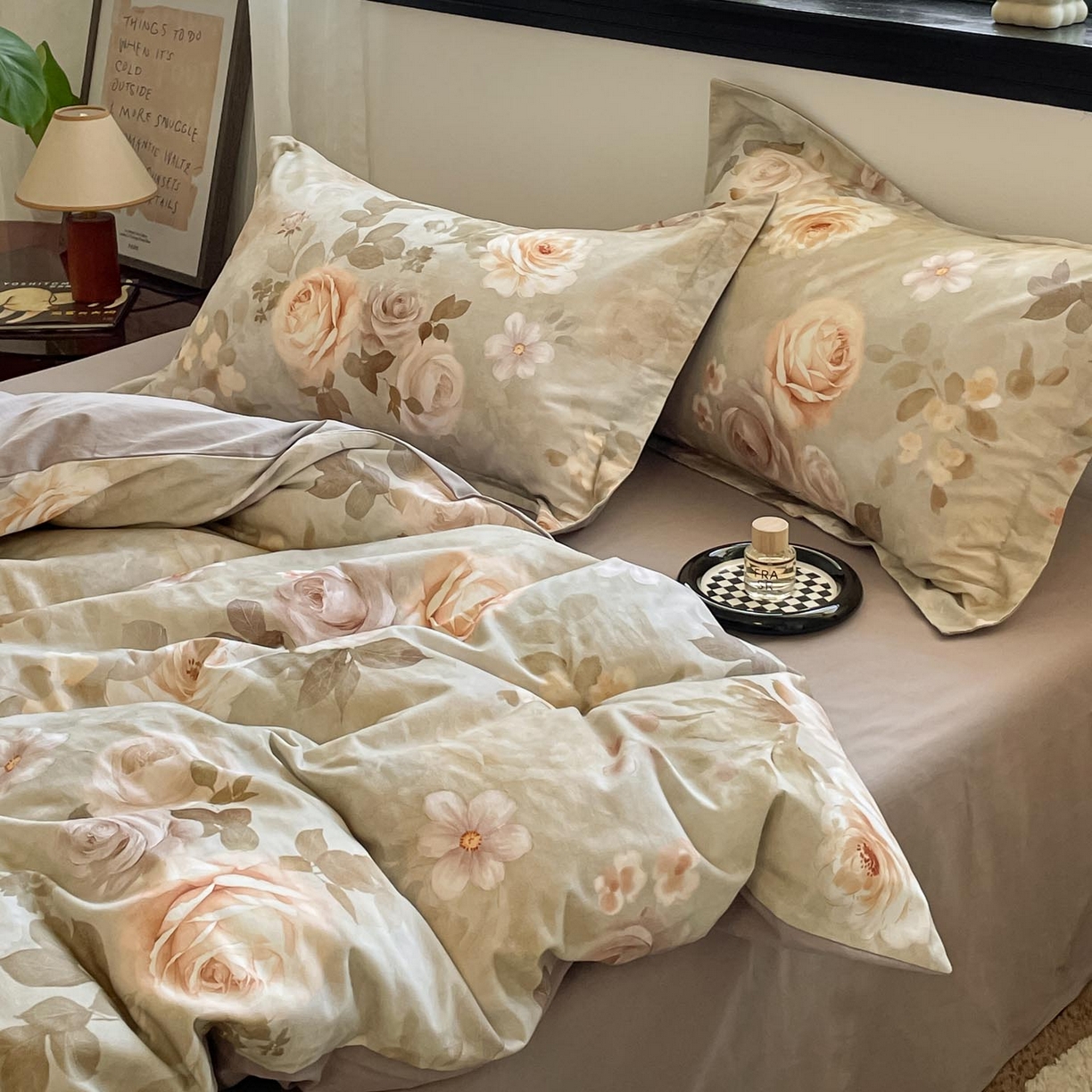 91家纺网 家纺一手货源 找家纺 涵宸家纺 2025新款加厚全棉磨毛印花四件套--罗马系列 场景一 F花倾