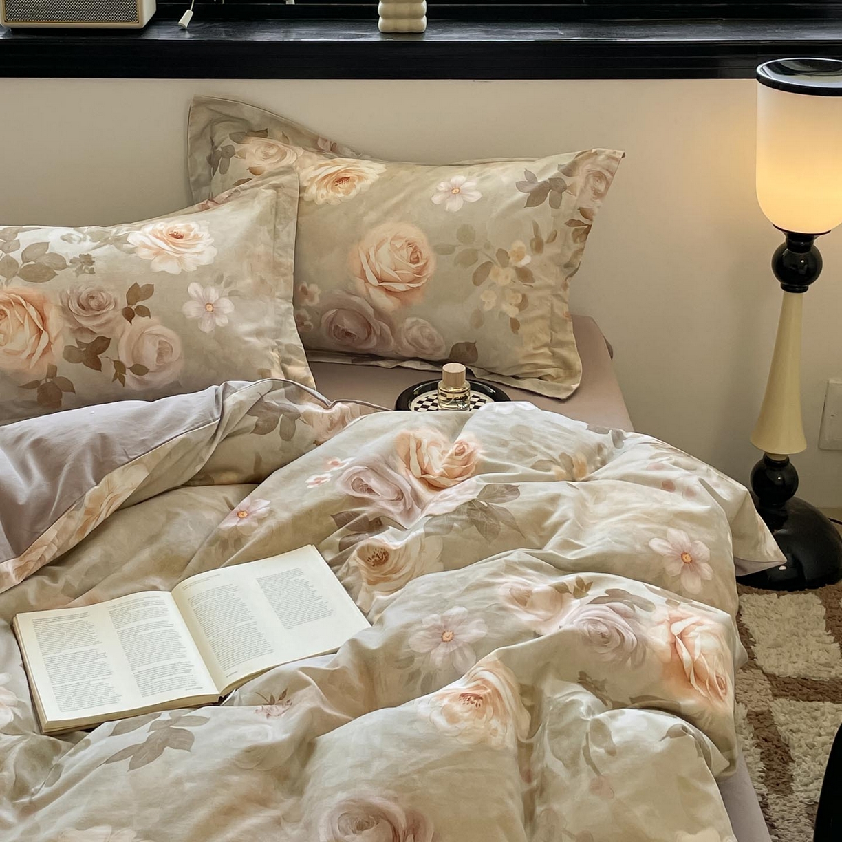 91家纺网 家纺一手货源 找家纺 涵宸家纺 2025新款加厚全棉磨毛印花四件套--罗马系列 场景一 F花倾