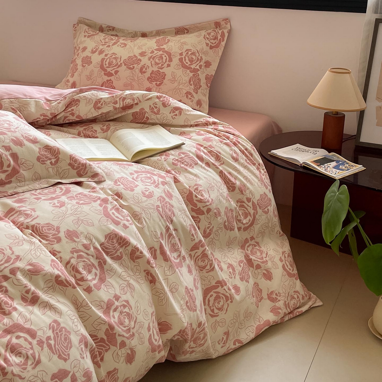 91家纺网 家纺一手货源 找家纺 涵宸家纺 2025新款加厚全棉磨毛印花四件套--罗马系列 场景一 F花束