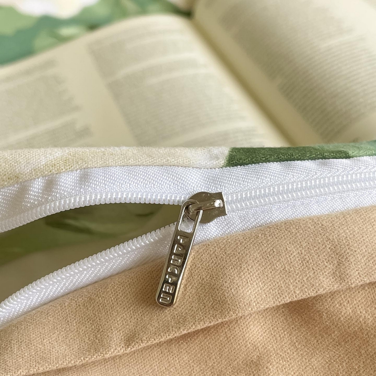 91家纺网 家纺一手货源 找家纺 涵宸家纺 2025新款加厚全棉磨毛印花四件套--罗马系列 场景一 F花田