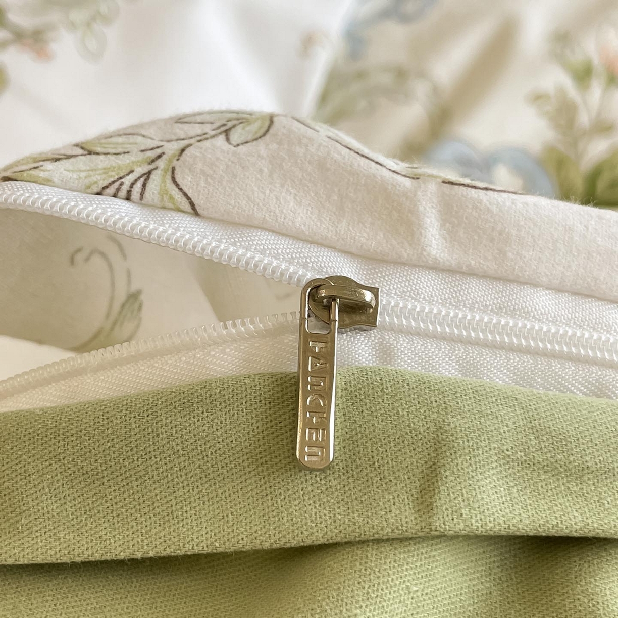 91家纺网 家纺一手货源 找家纺 涵宸家纺 2025新款加厚全棉磨毛印花四件套--罗马系列 场景一 F花纹