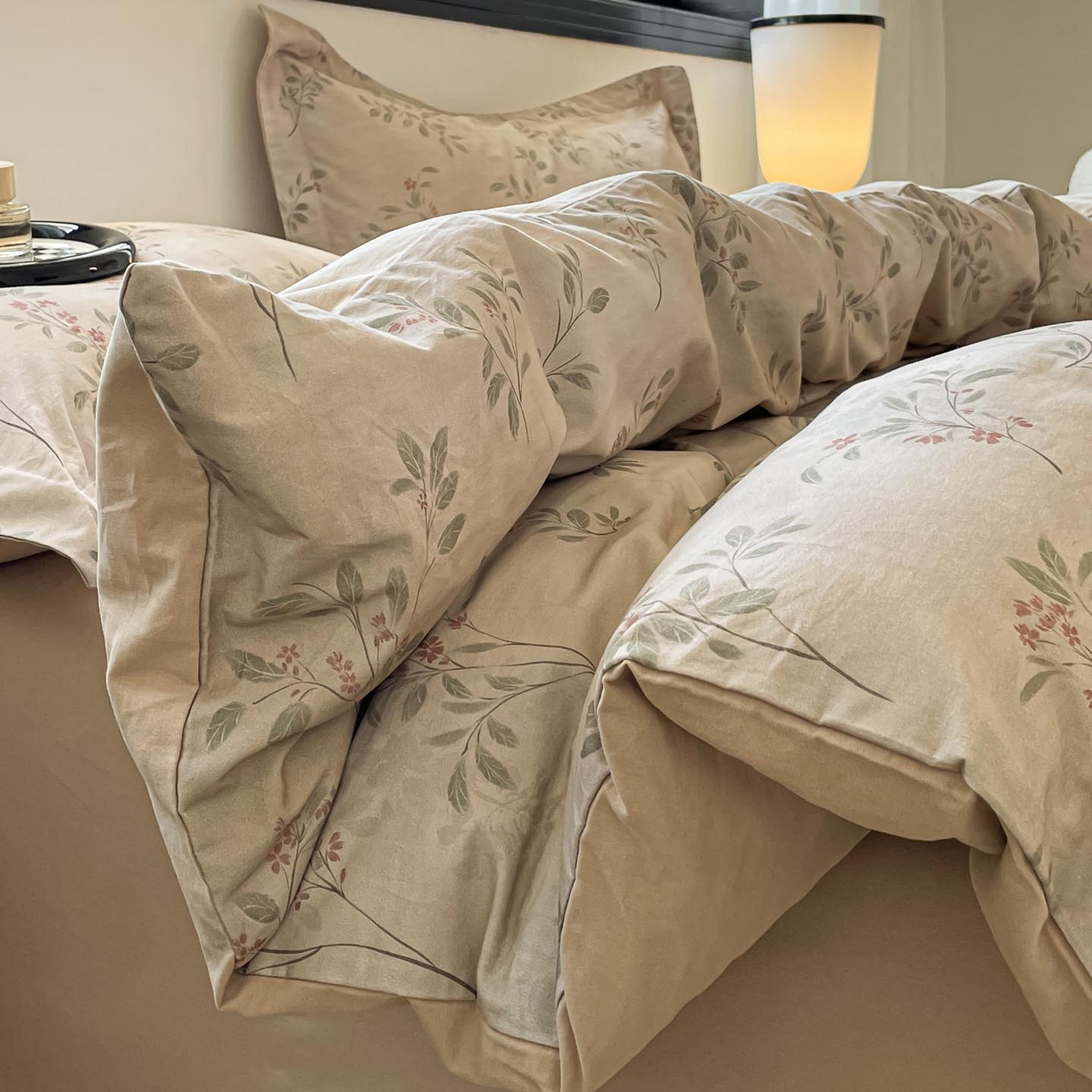 91家纺网 家纺一手货源 找家纺 涵宸家纺 2025新款加厚全棉磨毛印花四件套--罗马系列 场景一 F冷清舟