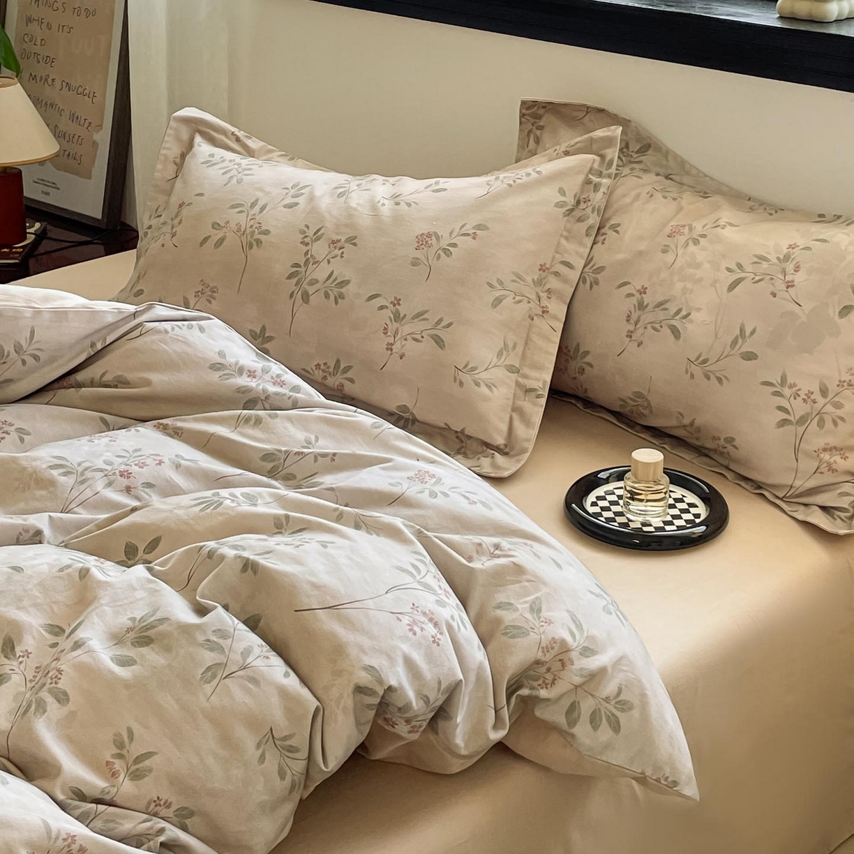 91家纺网 家纺一手货源 找家纺 涵宸家纺 2025新款加厚全棉磨毛印花四件套--罗马系列 场景一 F冷清舟