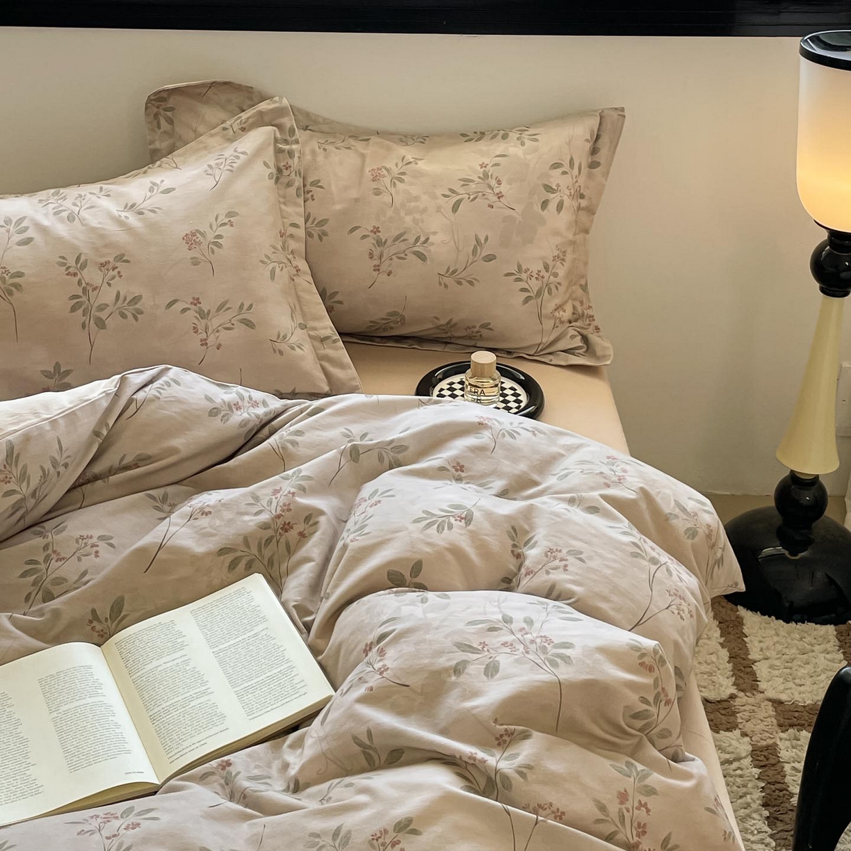 91家纺网 家纺一手货源 找家纺 涵宸家纺 2025新款加厚全棉磨毛印花四件套--罗马系列 场景一 F冷清舟