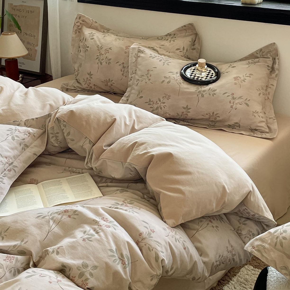 91家纺网 家纺一手货源 找家纺 涵宸家纺 2025新款加厚全棉磨毛印花四件套--罗马系列 场景一 F冷清舟