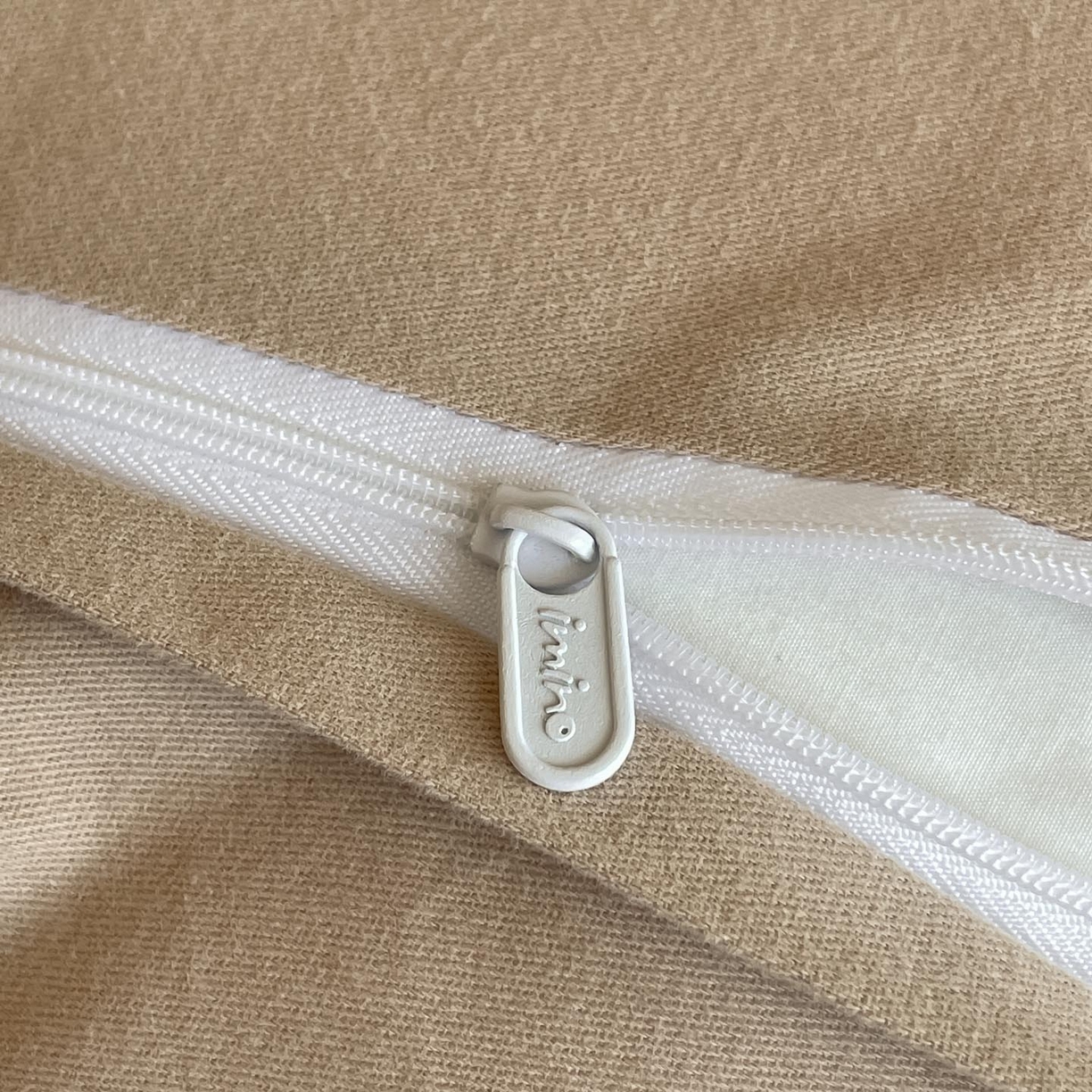 91家纺网 家纺一手货源 找家纺 涵宸家纺 2025新款加厚全棉磨毛印花四件套--罗马系列 场景一 F冷清舟