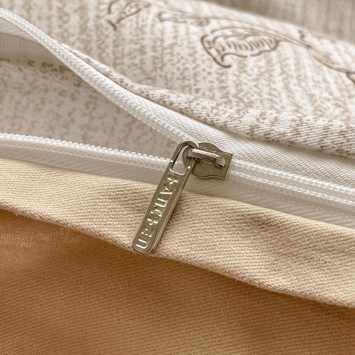 91家纺网 家纺一手货源 找家纺 涵宸家纺 2025新款加厚全棉磨毛印花四件套--罗马系列 场景一 F漫春