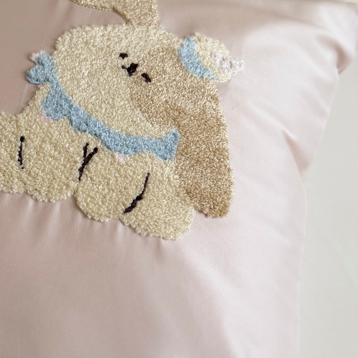 91家纺网 家纺一手货源 找家纺 鹿班家居 2025新款100S长绒棉纯棉毛巾绣单品枕套 枕套单件-面包熊&萝莉兔（ 标准会员-2元） 萝莉兔-粉色(B)