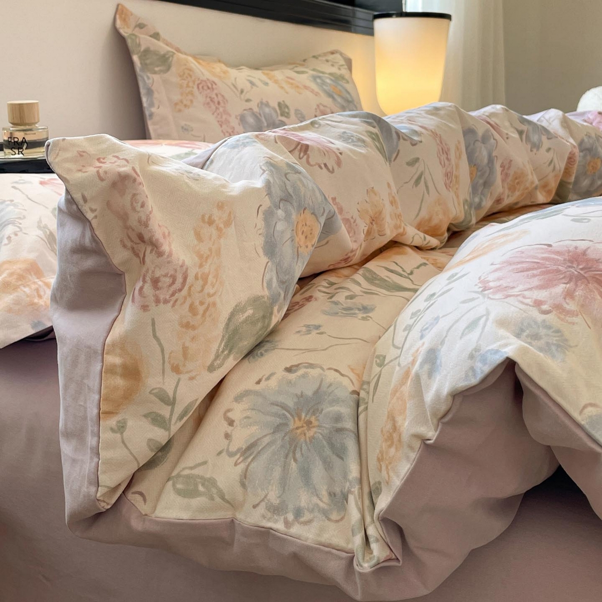 91家纺网 家纺一手货源 找家纺 涵宸家纺 2025新款加厚全棉磨毛印花四件套--罗马系列 场景一 F暖阳里