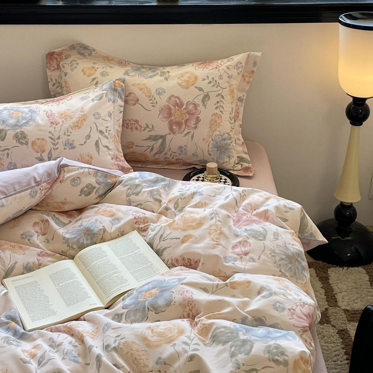 91家纺网 家纺一手货源 找家纺 涵宸家纺 2025新款加厚全棉磨毛印花四件套--罗马系列 场景一 F暖阳里