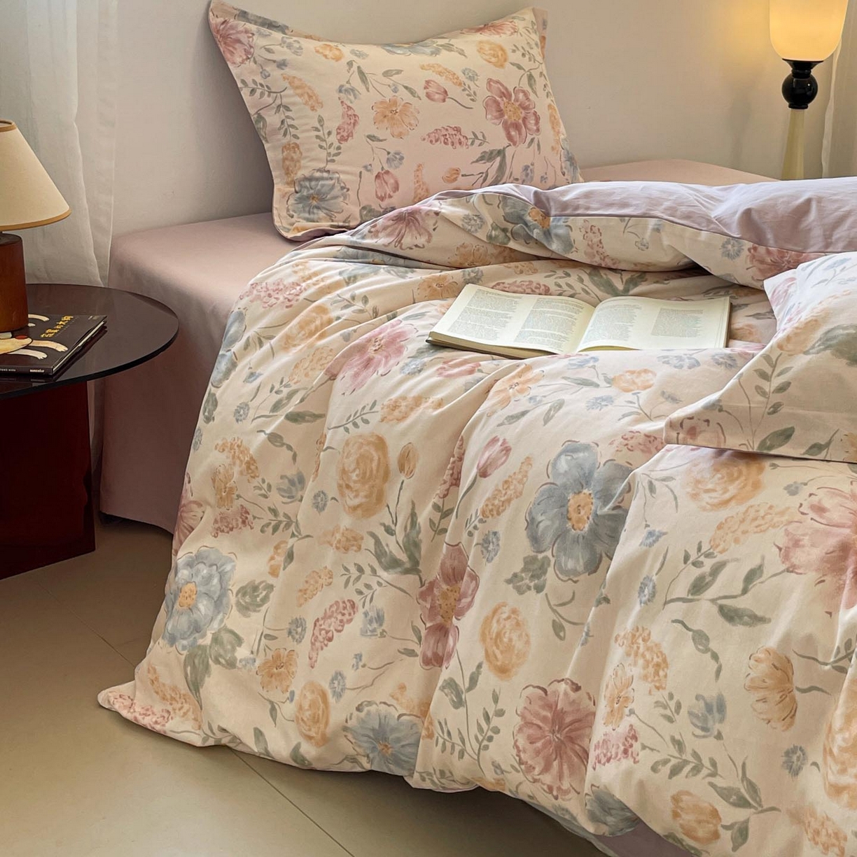 91家纺网 家纺一手货源 找家纺 涵宸家纺 2025新款加厚全棉磨毛印花四件套--罗马系列 场景一 F暖阳里