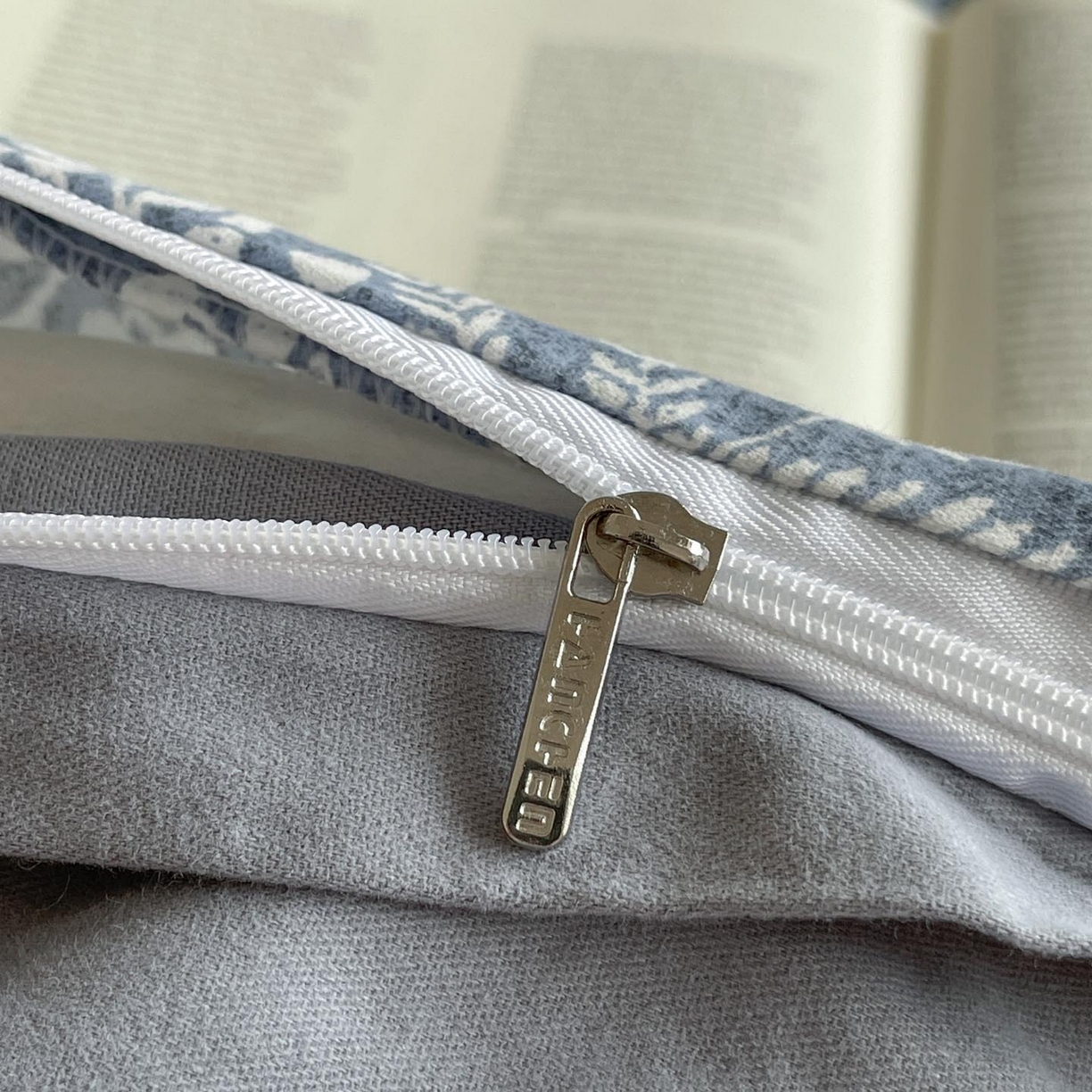 91家纺网 家纺一手货源 找家纺 涵宸家纺 2025新款加厚全棉磨毛印花四件套--罗马系列 场景一 F阡陌