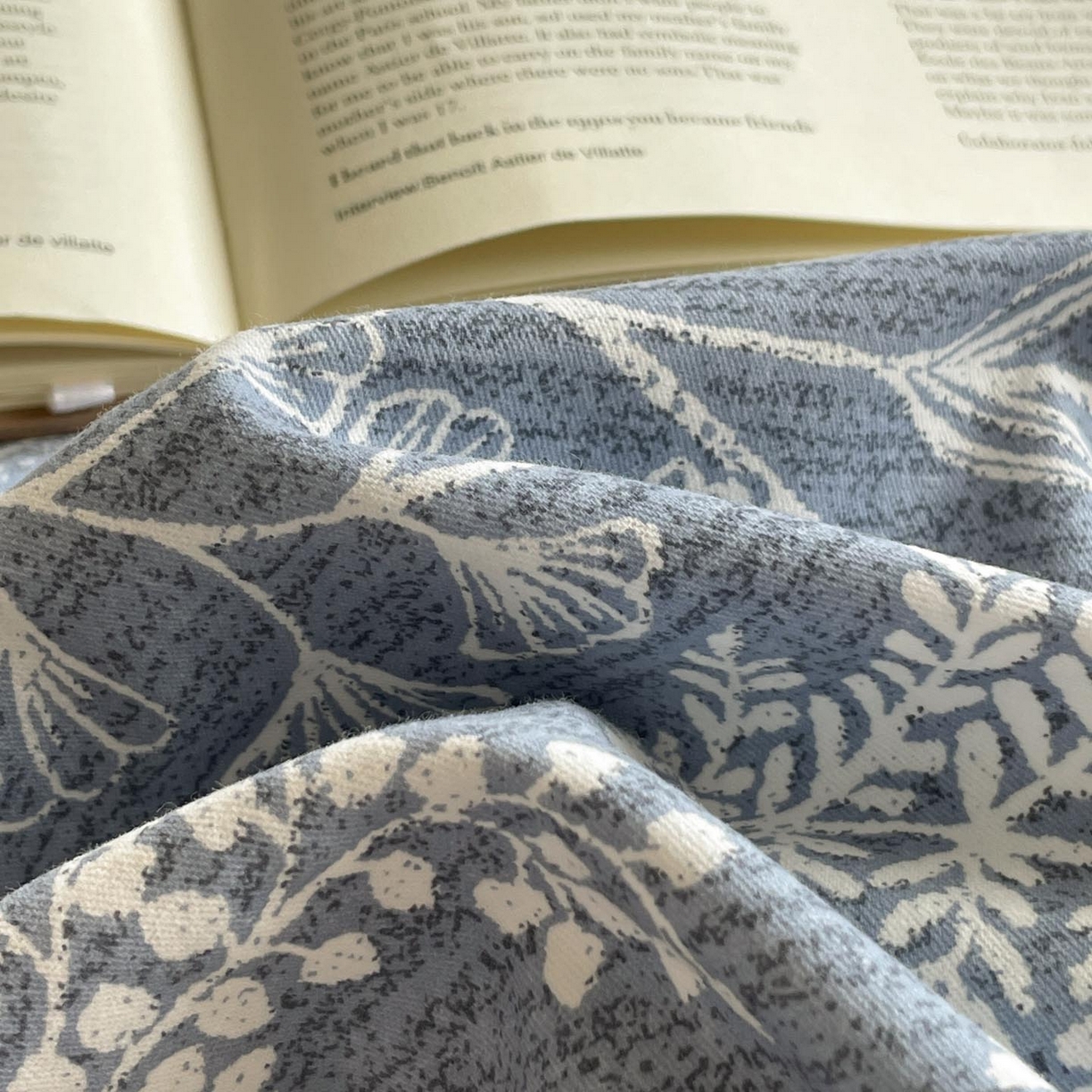 91家纺网 家纺一手货源 找家纺 涵宸家纺 2025新款加厚全棉磨毛印花四件套--罗马系列 场景一 F阡陌