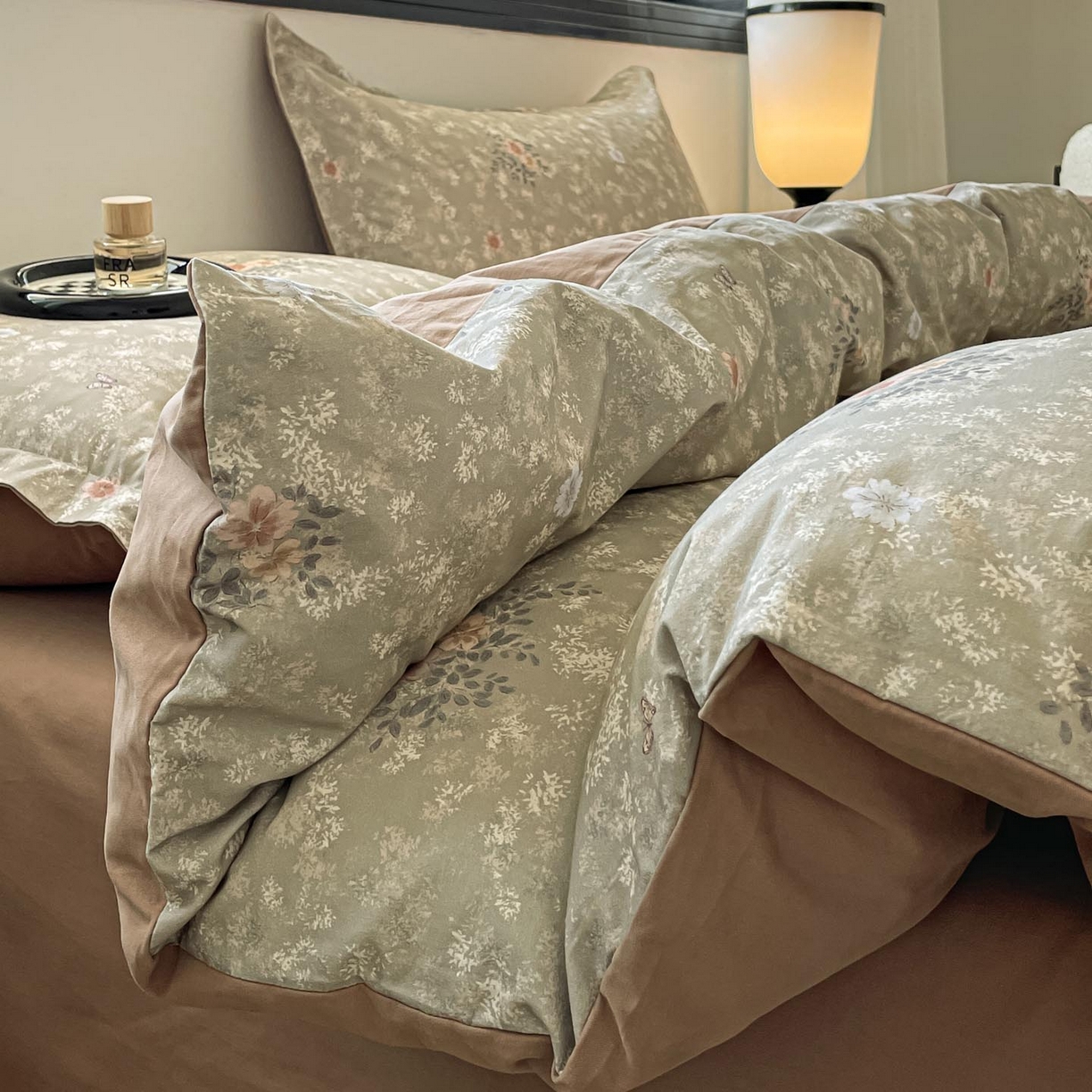 91家纺网 家纺一手货源 找家纺 涵宸家纺 2025新款加厚全棉磨毛印花四件套--罗马系列 场景一 F山茶