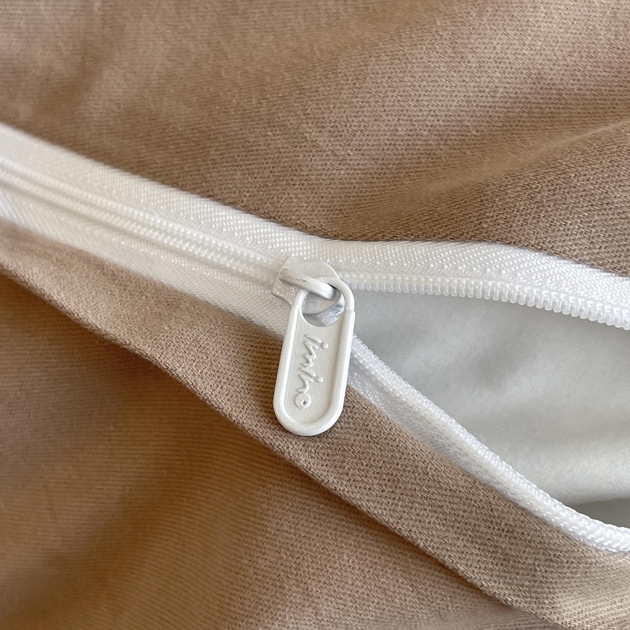 91家纺网 家纺一手货源 找家纺 涵宸家纺 2025新款加厚全棉磨毛印花四件套--罗马系列 场景一 F山茶