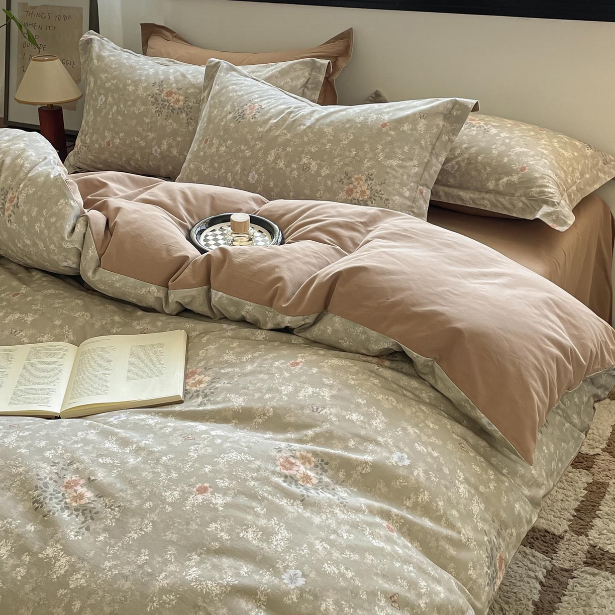 91家纺网 家纺一手货源 找家纺 涵宸家纺 2025新款加厚全棉磨毛印花四件套--罗马系列 场景一 F山茶