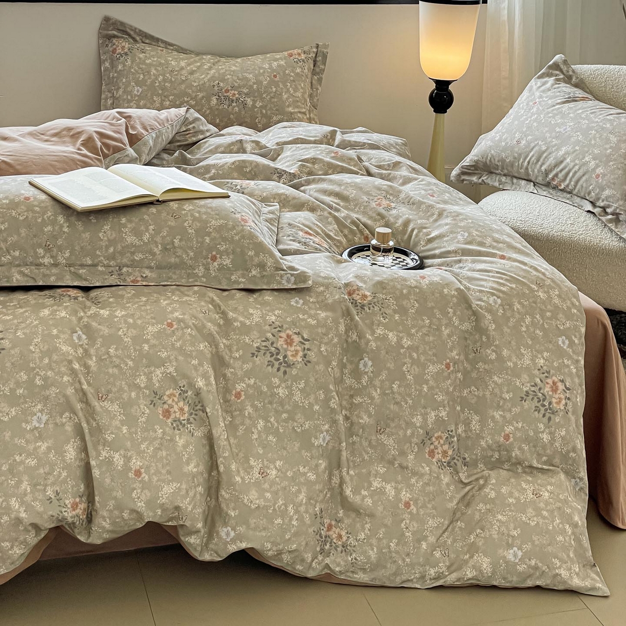 91家纺网 家纺一手货源 找家纺 涵宸家纺 2025新款加厚全棉磨毛印花四件套--罗马系列 场景一 F山茶