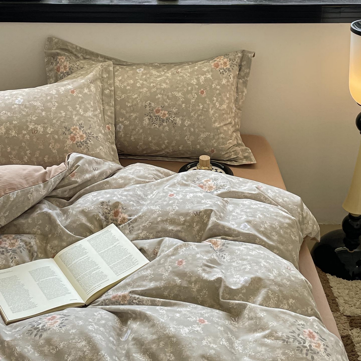 91家纺网 家纺一手货源 找家纺 涵宸家纺 2025新款加厚全棉磨毛印花四件套--罗马系列 场景一 F山茶