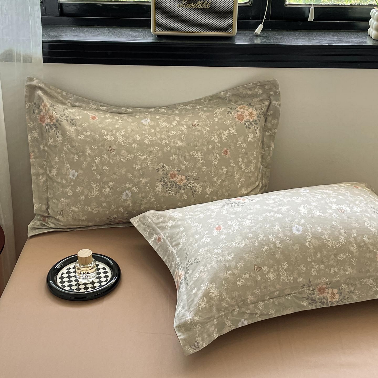 91家纺网 家纺一手货源 找家纺 涵宸家纺 2025新款加厚全棉磨毛印花四件套--罗马系列 场景一 F山茶