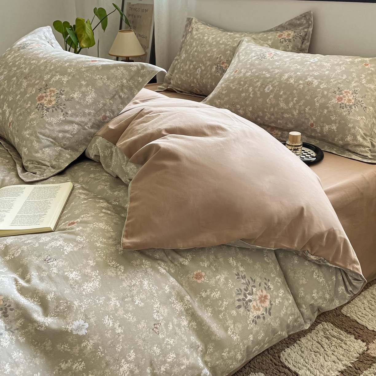 91家纺网 家纺一手货源 找家纺 涵宸家纺 2025新款加厚全棉磨毛印花四件套--罗马系列 场景一 F山茶