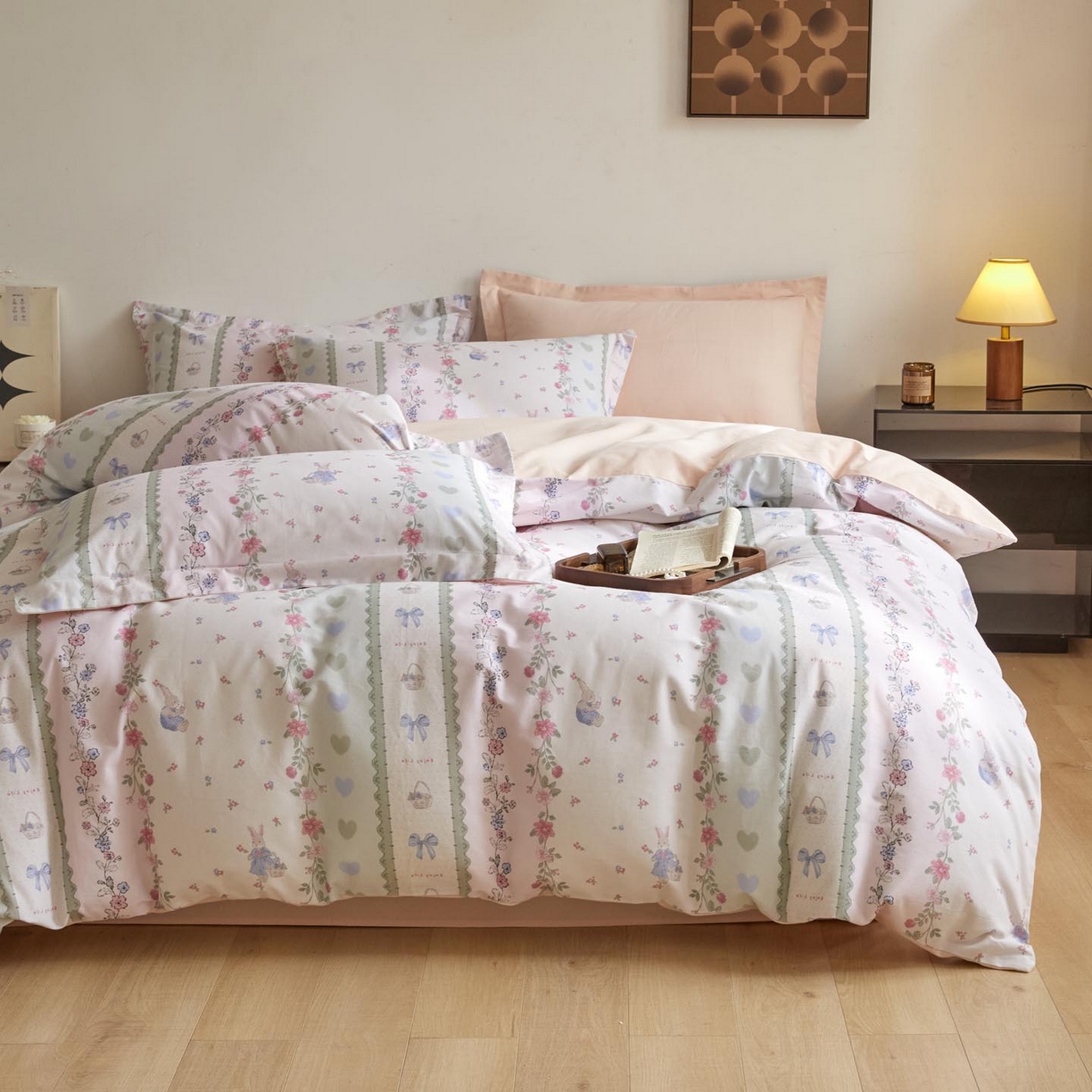 91家纺网 家纺一手货源 找家纺 涵宸家纺 2025新款加厚全棉磨毛印花四件套--罗马系列 场景一 F甜园兔