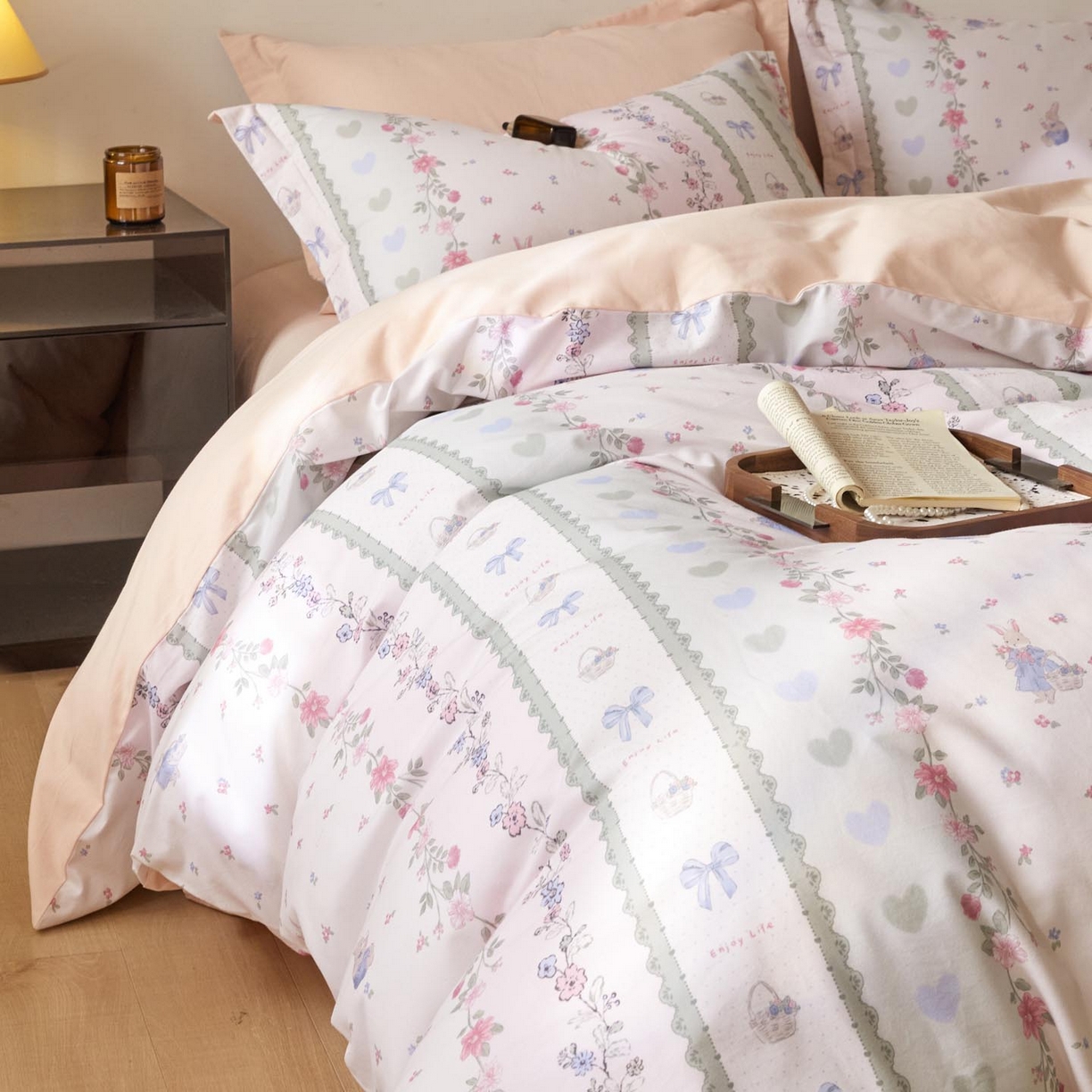 91家纺网 家纺一手货源 找家纺 涵宸家纺 2025新款加厚全棉磨毛印花四件套--罗马系列 场景一 F甜园兔