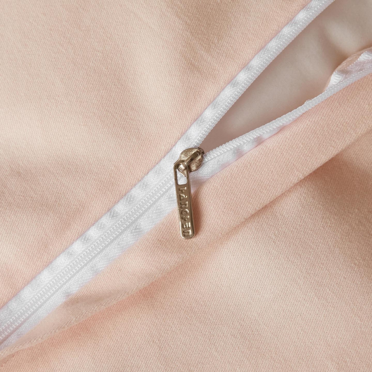 91家纺网 家纺一手货源 找家纺 涵宸家纺 2025新款加厚全棉磨毛印花四件套--罗马系列 场景一 F甜园兔