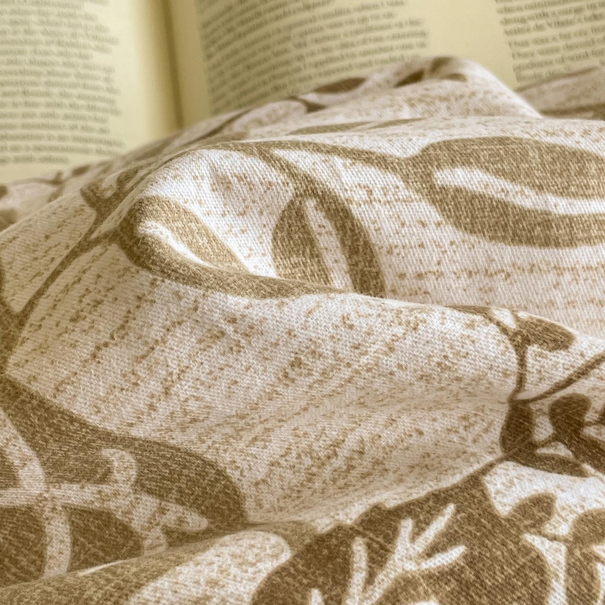 91家纺网 家纺一手货源 找家纺 涵宸家纺 2025新款加厚全棉磨毛印花四件套--罗马系列 场景一 F絮语