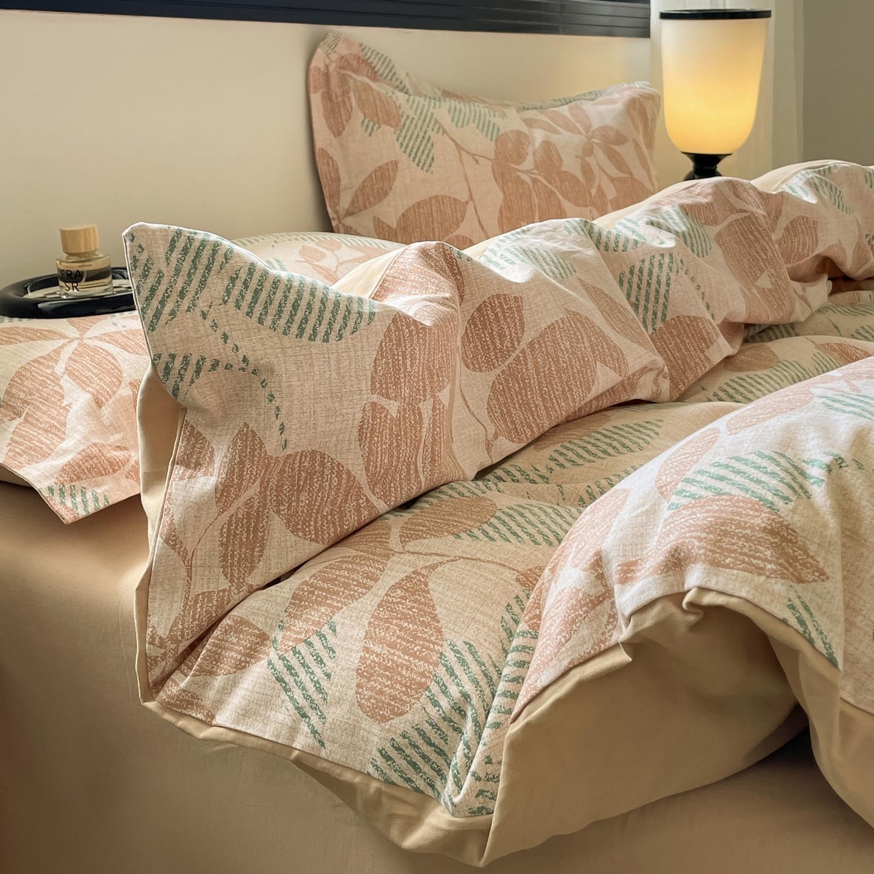 91家纺网 家纺一手货源 找家纺 涵宸家纺 2025新款加厚全棉磨毛印花四件套--罗马系列 场景一 F依恋