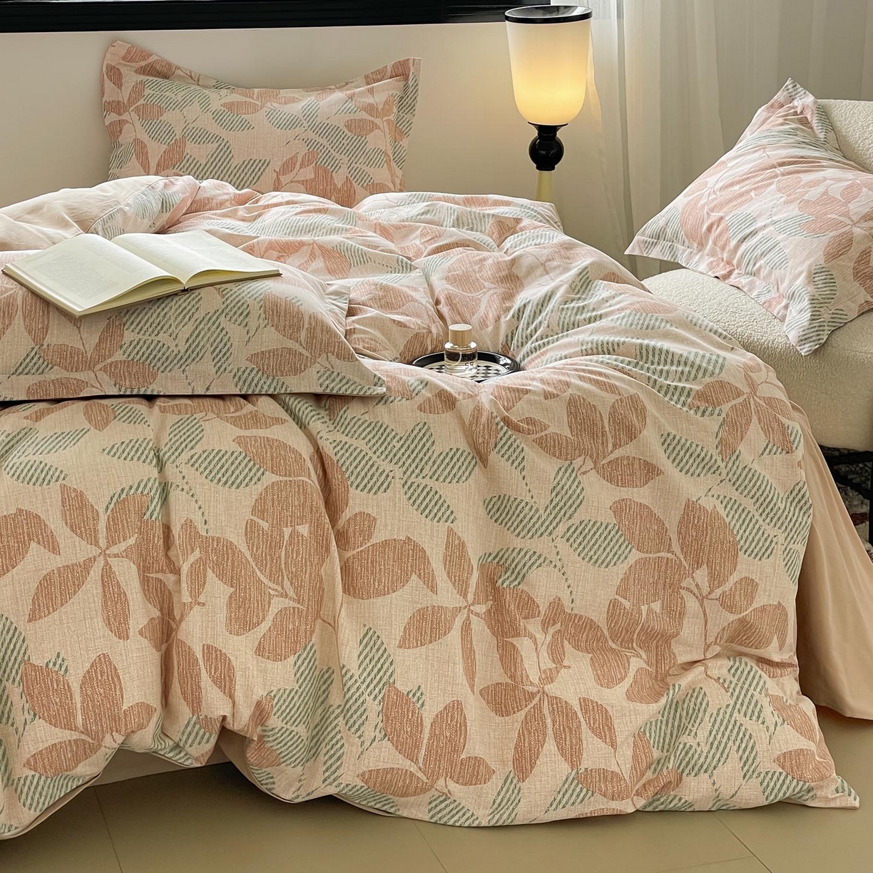 91家纺网 家纺一手货源 找家纺 涵宸家纺 2025新款加厚全棉磨毛印花四件套--罗马系列 场景一 F依恋