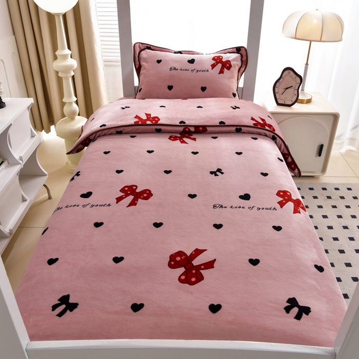 91家纺网 家纺一手货源 找家纺 芯诗曼家纺 2025新款金貂绒牛奶绒印花三件套 蝴蝶结