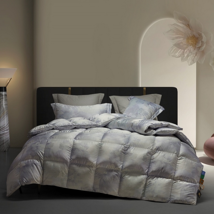 91家纺网 家纺一手货源 找家纺 织梦人羽绒工厂店 2025新款高蓬松羽绒95鹅绒大牌同款花型莫代尔印花 国色天香-灰