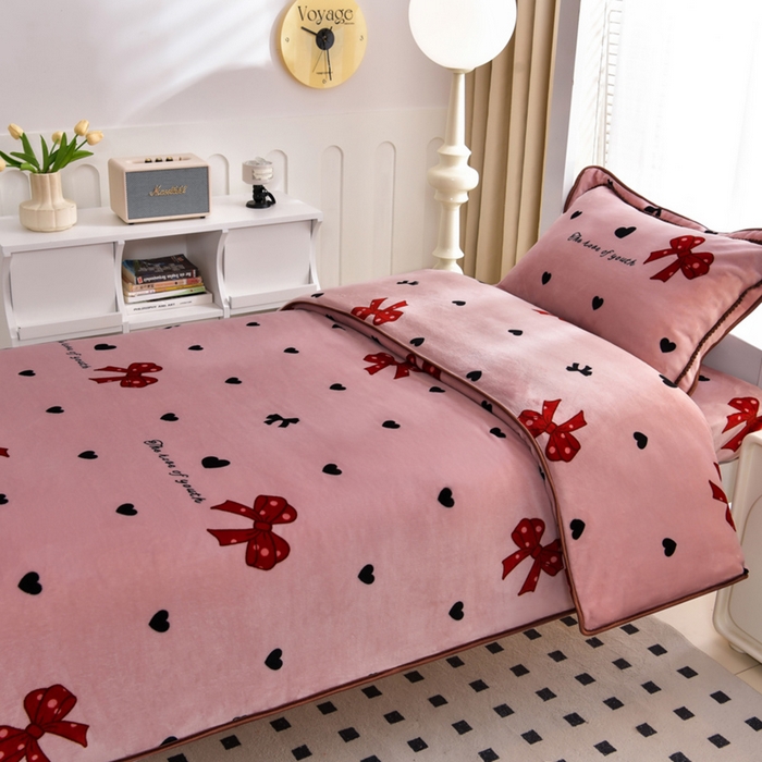 91家纺网 家纺一手货源 找家纺 芯诗曼家纺 2025新款金貂绒牛奶绒印花三件套 蝴蝶结