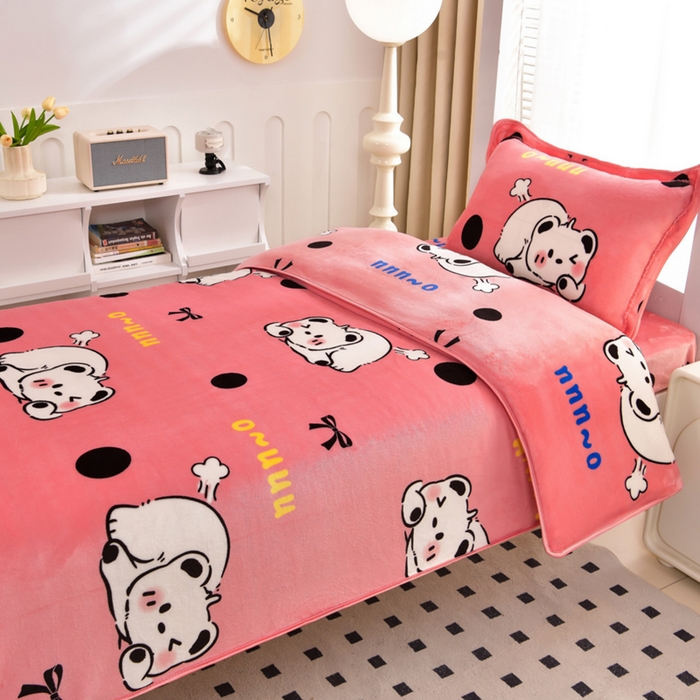 91家纺网 家纺一手货源 找家纺 芯诗曼家纺 2025新款金貂绒牛奶绒印花三件套 睡睡猪