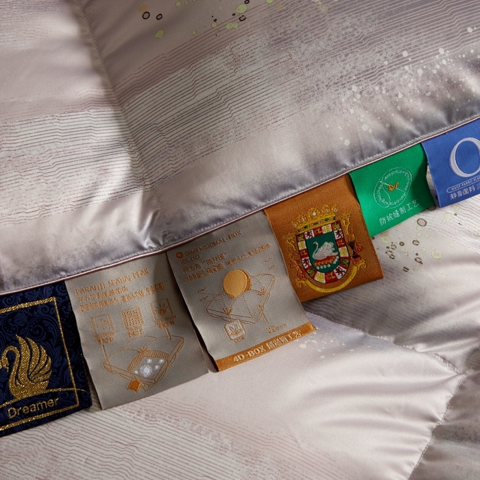 91家纺网 家纺一手货源 找家纺 织梦人羽绒工厂店 2025新款高蓬松羽绒95鹅绒大牌同款花型莫代尔印花 琥珀之光暖粉