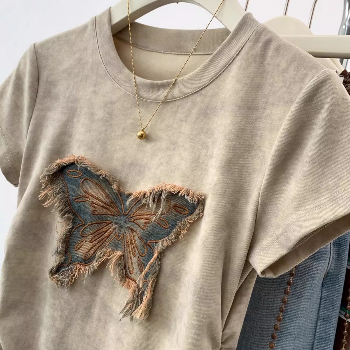 91家纺网 家纺一手货源 找家纺 洛兰沙家居馆【只代发】【只代发】 2025新款扎染短袖t恤女莫代尔上衣美式复古夏季设计感小个子修身短款上 棕色