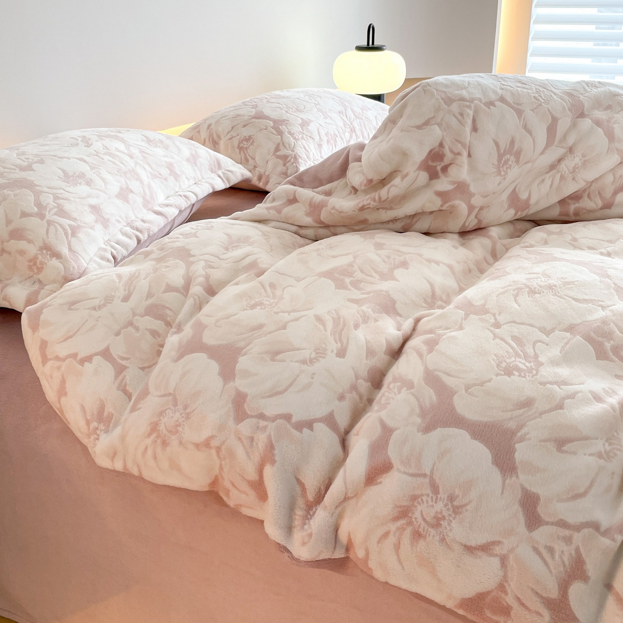 91家纺网 家纺一手货源 找家纺 （总）玉相逢 2025秋冬新款A类高克重牛奶绒立体亲肤绒浮雕雕花绒四件套