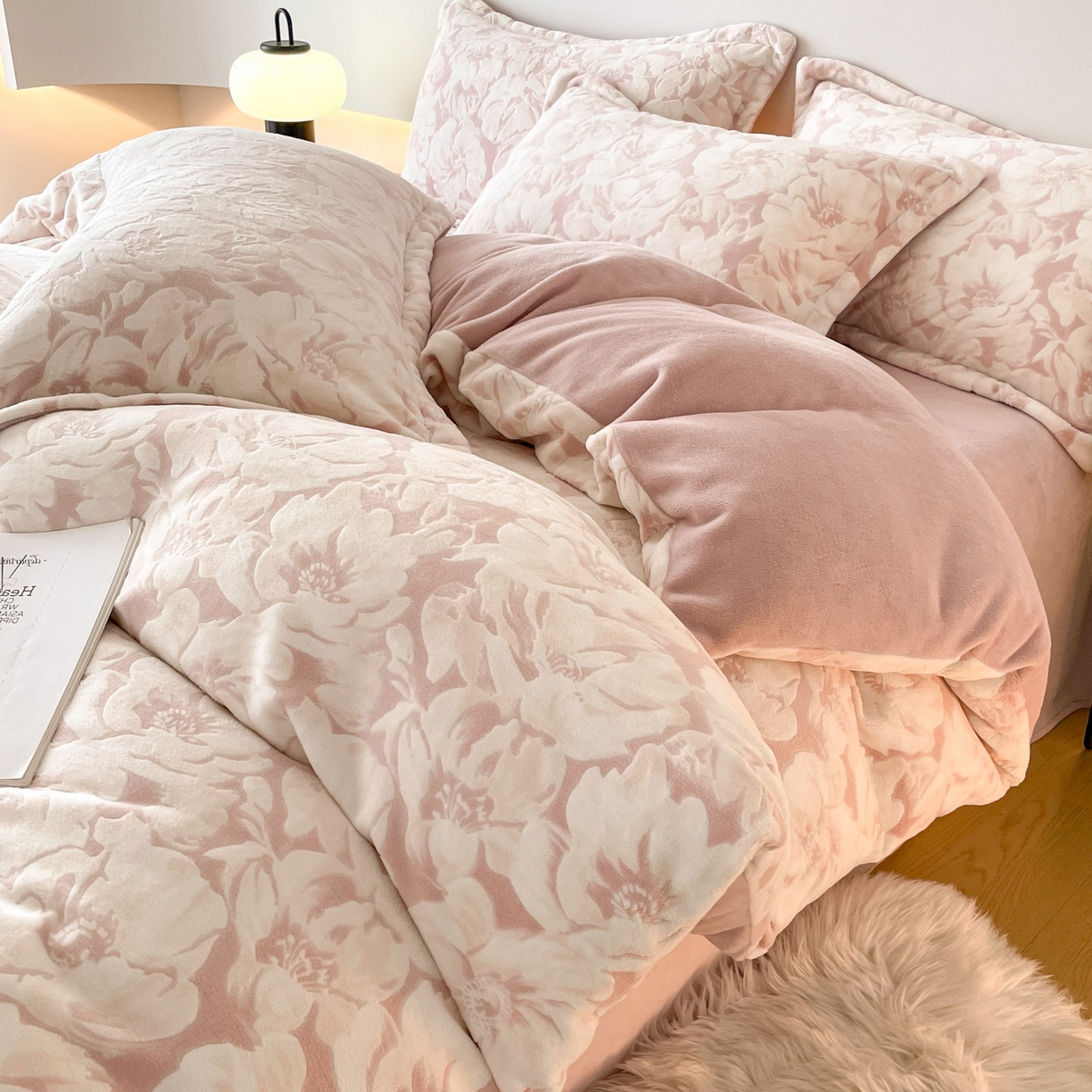91家纺网 家纺一手货源 找家纺 玉相逢 2025秋冬新款A类高克重牛奶绒立体亲肤绒浮雕雕花绒四件套 繁花-粉