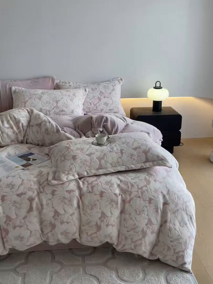 91家纺网 家纺一手货源 找家纺 玉相逢 2025秋冬新款A类高克重牛奶绒立体亲肤绒浮雕雕花绒四件套 繁花-粉