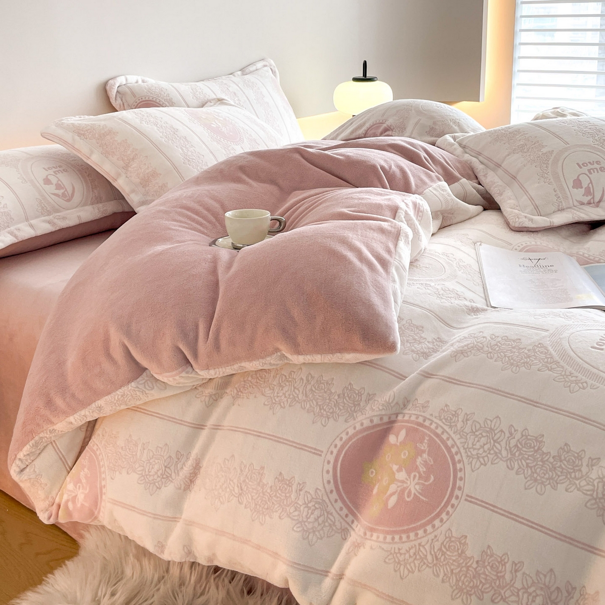 91家纺网 家纺一手货源 找家纺 玉相逢 2025秋冬新款A类高克重牛奶绒立体亲肤绒浮雕雕花绒四件套 艾瑞-粉