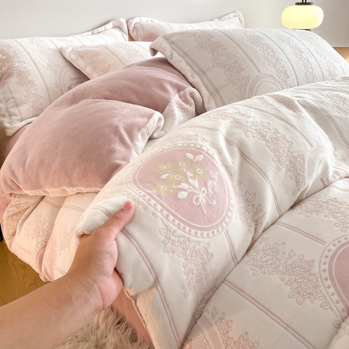 91家纺网 家纺一手货源 找家纺 玉相逢 2025秋冬新款A类高克重牛奶绒立体亲肤绒浮雕雕花绒四件套 艾瑞-粉