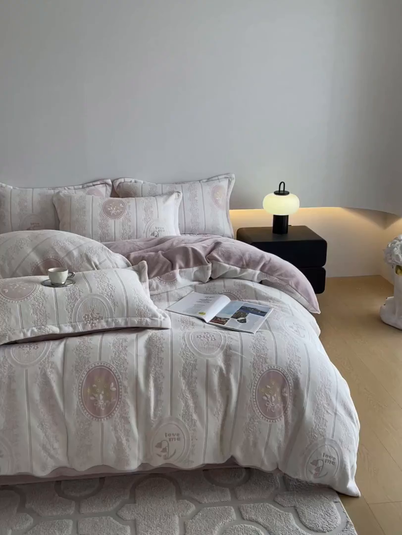 91家纺网 家纺一手货源 找家纺 玉相逢 2025秋冬新款A类高克重牛奶绒立体亲肤绒浮雕雕花绒四件套 艾瑞-粉