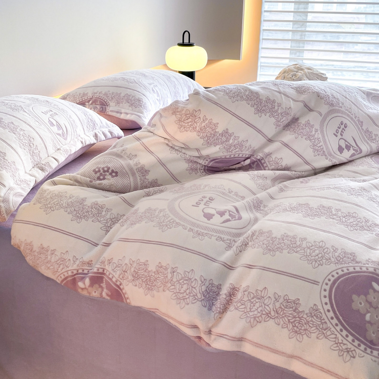 91家纺网 家纺一手货源 找家纺 玉相逢 2025秋冬新款A类高克重牛奶绒立体亲肤绒浮雕雕花绒四件套 艾瑞-紫