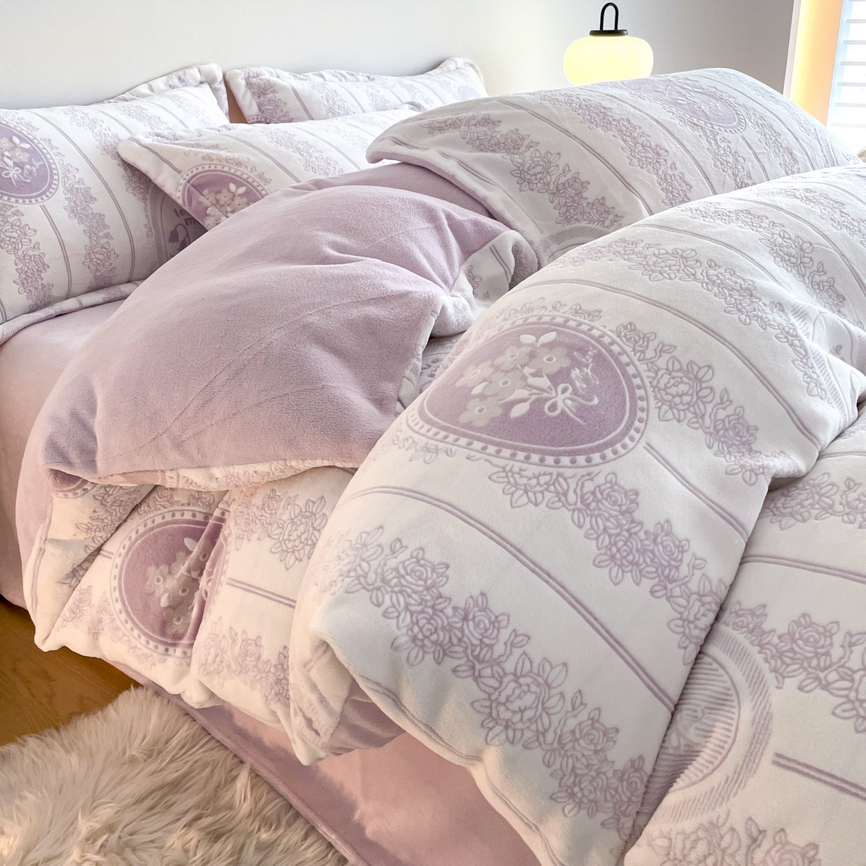 91家纺网 家纺一手货源 找家纺 玉相逢 2025秋冬新款A类高克重牛奶绒立体亲肤绒浮雕雕花绒四件套 艾瑞-紫