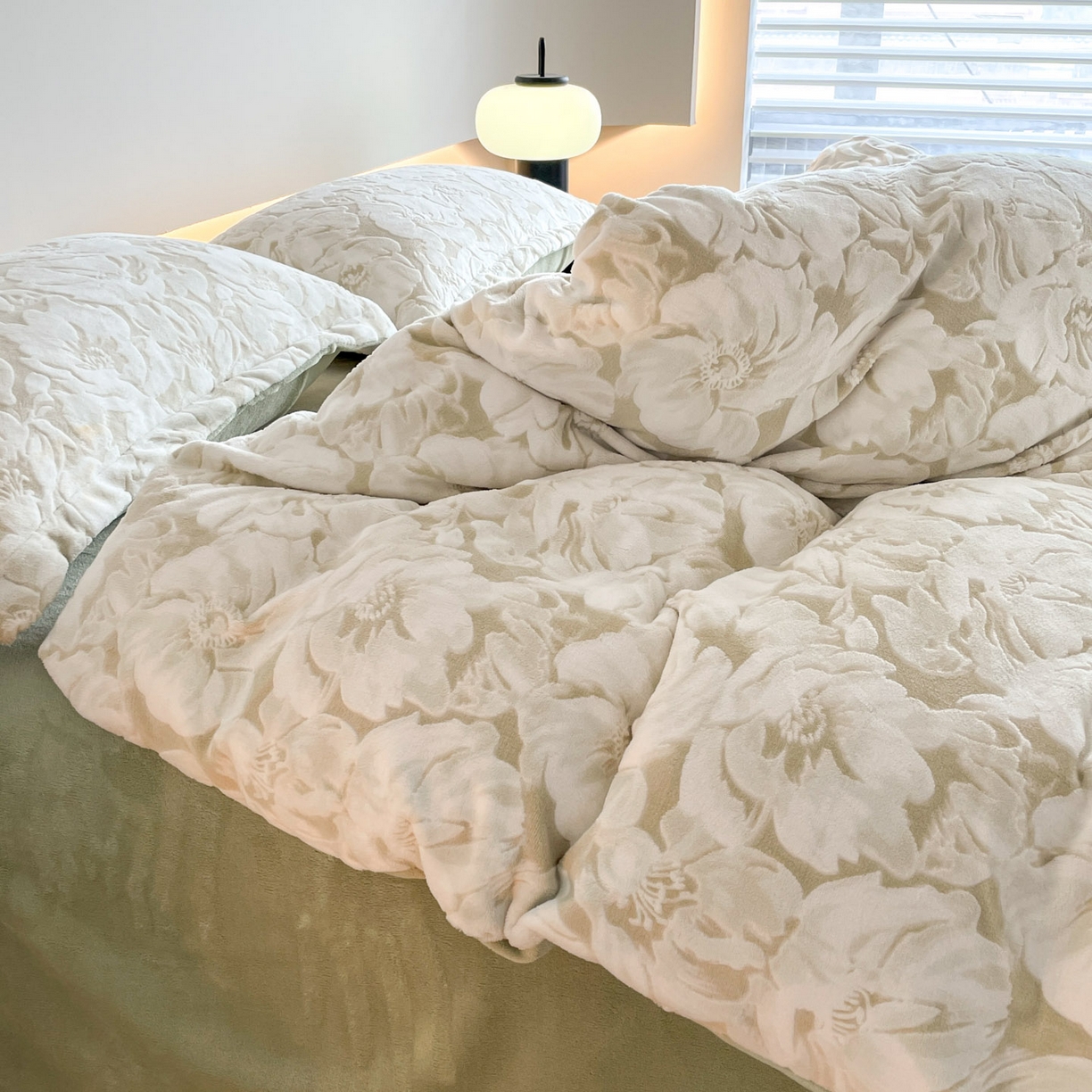 91家纺网 家纺一手货源 找家纺 玉相逢 2025秋冬新款A类高克重牛奶绒立体亲肤绒浮雕雕花绒四件套 繁花-浅绿