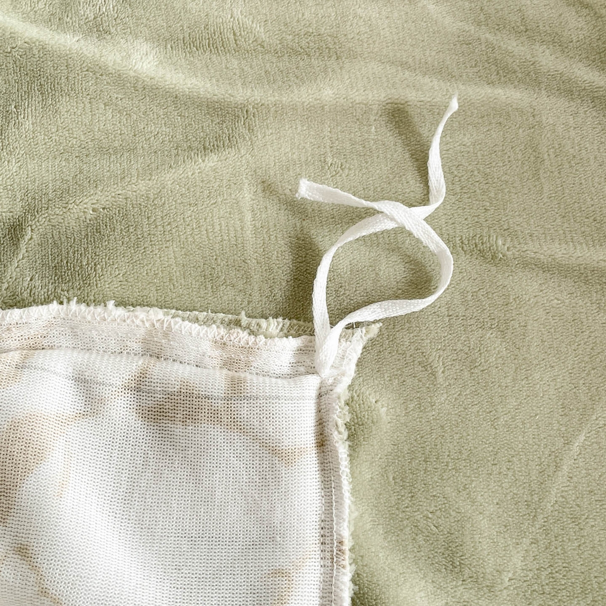 91家纺网 家纺一手货源 找家纺 玉相逢 2025秋冬新款A类高克重牛奶绒立体亲肤绒浮雕雕花绒四件套 繁花-浅绿