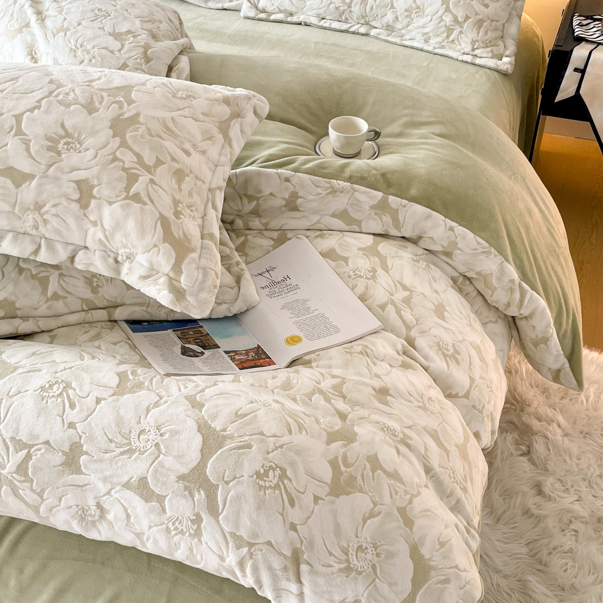 91家纺网 家纺一手货源 找家纺 玉相逢 2025秋冬新款A类高克重牛奶绒立体亲肤绒浮雕雕花绒四件套 繁花-浅绿