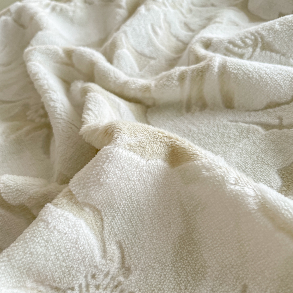 91家纺网 家纺一手货源 找家纺 玉相逢 2025秋冬新款A类高克重牛奶绒立体亲肤绒浮雕雕花绒四件套 繁花-浅绿